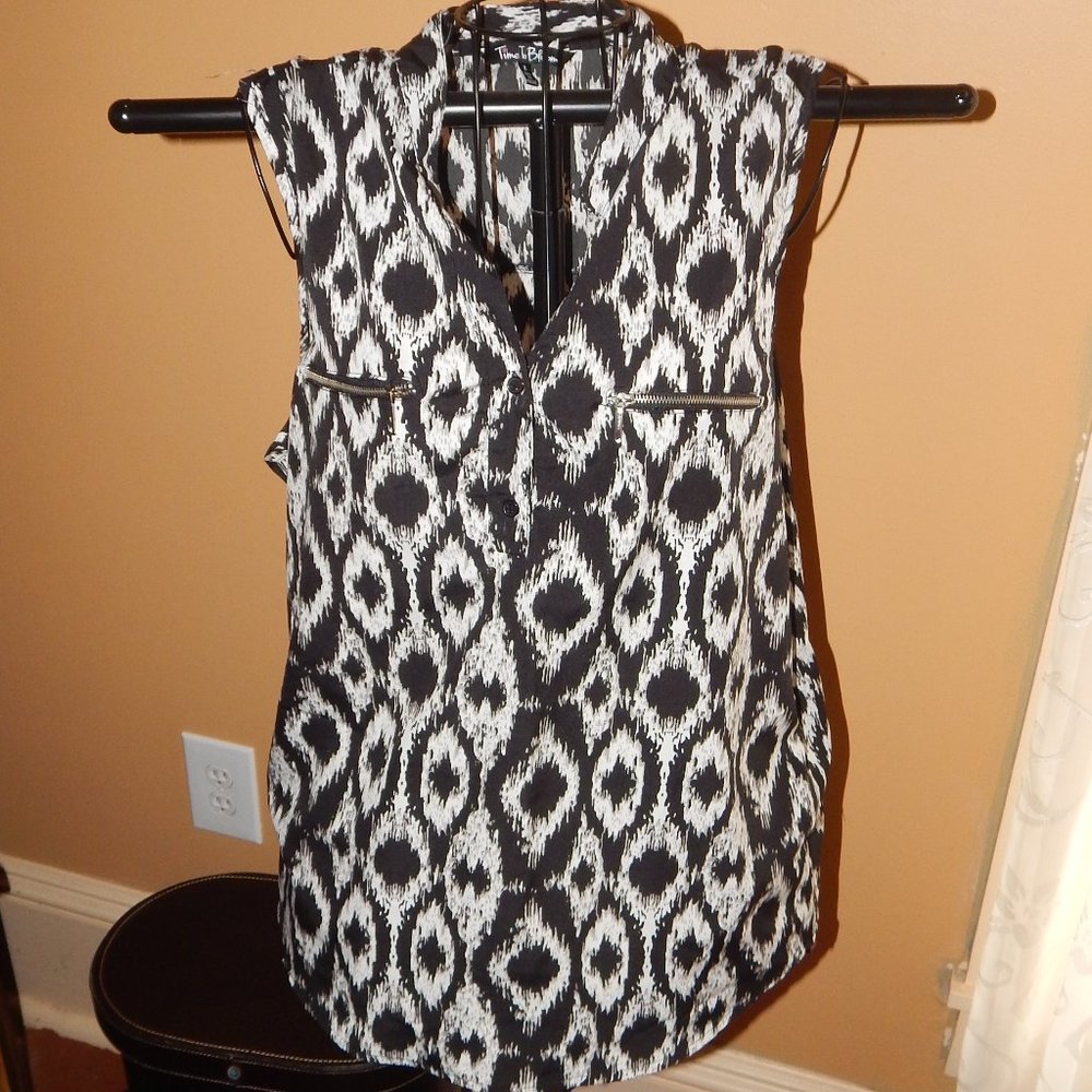 Ladies Time To Bloom Sleeveless Blouse - Top ~~ Size M ~~ Black & White